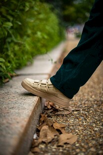 脚踩路边铁轨的休闲瞬间