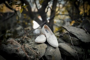 林间石头上的旧白鞋