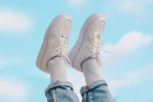 双脚扬起的青春活力