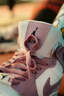 粉紫配色耐克高帮运动鞋