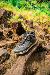 户外登山鞋置于林间木石上
