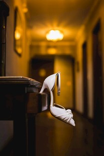 走廊边椅上的一只高跟鞋