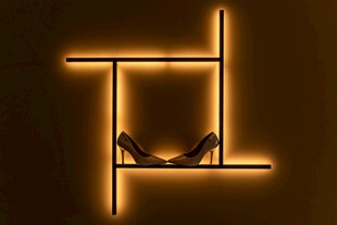 霓虹灯下的优雅高跟鞋