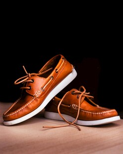 棕色系带皮鞋特写