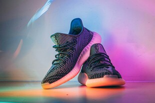 炫彩背景下的时尚运动鞋