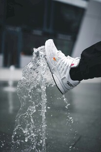 白鞋踏水溅起晶莹水花