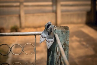 金属围栏上的挂钩装置