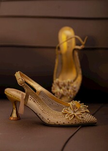 精致金色高跟鞋与配饰