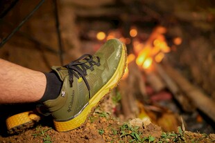 户外篝火旁的徒步鞋