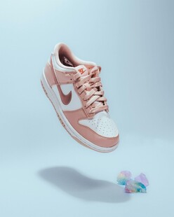 粉色运动鞋空中悬浮瞬间