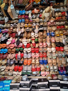 多彩鞋子摆满摊位