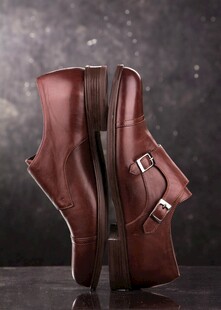 棕色搭扣皮鞋展示