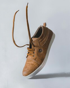 棕色系带休闲鞋悬空展示