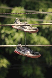 晾晒的运动鞋