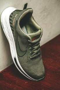 军绿色时尚运动鞋特写