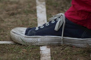 脚边的帆布鞋与白线条