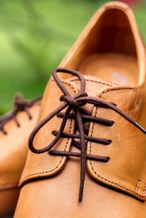 棕色皮鞋鞋带特写