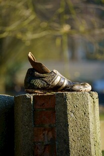 猫咪惬意卧于石墩之上