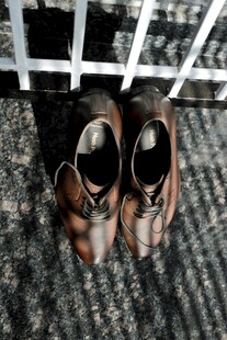 室内摆放的棕色休闲皮鞋