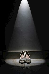 聚光灯下的精致高跟鞋