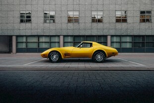 街头黄色复古跑车