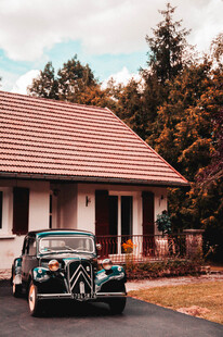 复古汽车停在温馨小屋前