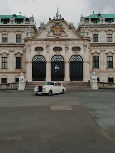 古典建筑前的白色汽车