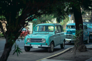 复古蓝色面包车停在路边