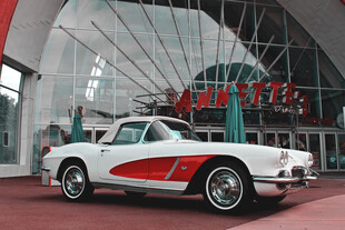 复古敞篷车展示于现代展厅