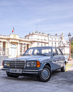 经典奔驰旅行车停于广场
