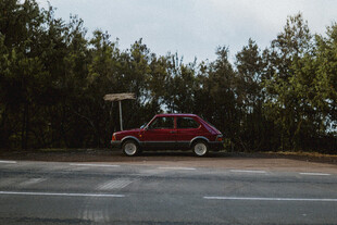 公路旁的红色复古甲壳虫车