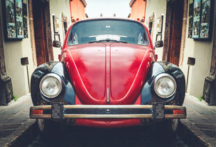 复古红色甲壳虫汽车特写