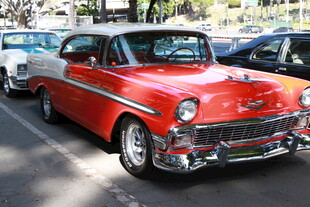 复古红色轿车停于路边