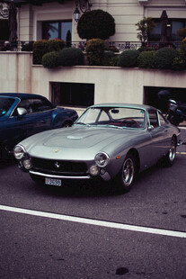 复古银色跑车停于街道