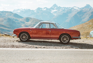 复古红车于山景公路