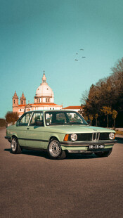 复古轿车与异域建筑景观