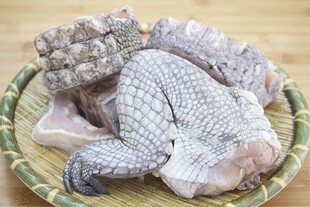 竹篮中的新鲜鳄鱼肉