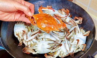 锅中烹饪鲜活螃蟹