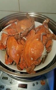 锅中蒸熟的美味大螃蟹