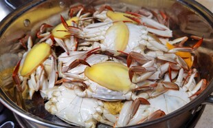 锅中美味海鲜与蔬菜炖煮