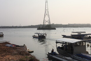 湛江江边停泊船只与高耸塔架