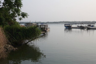 湛江宁静河畔停泊的船只