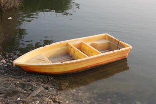 湛江岸边停泊的木质小船