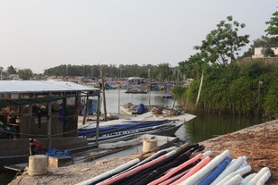 湛江河边船只停放场景