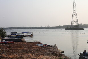 湛江江边码头与高耸电塔景观