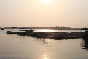 湛江夕阳下的宁静水面船只
