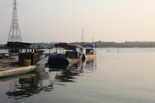 湛江黄昏下宁静的码头船只