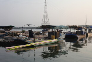 湛江港口停泊的多彩船只