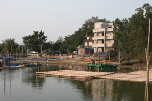 湛江河畔民居与停泊船只