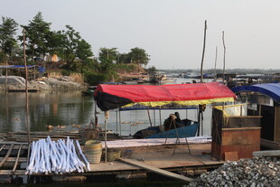 湛江河边停泊的彩色篷船